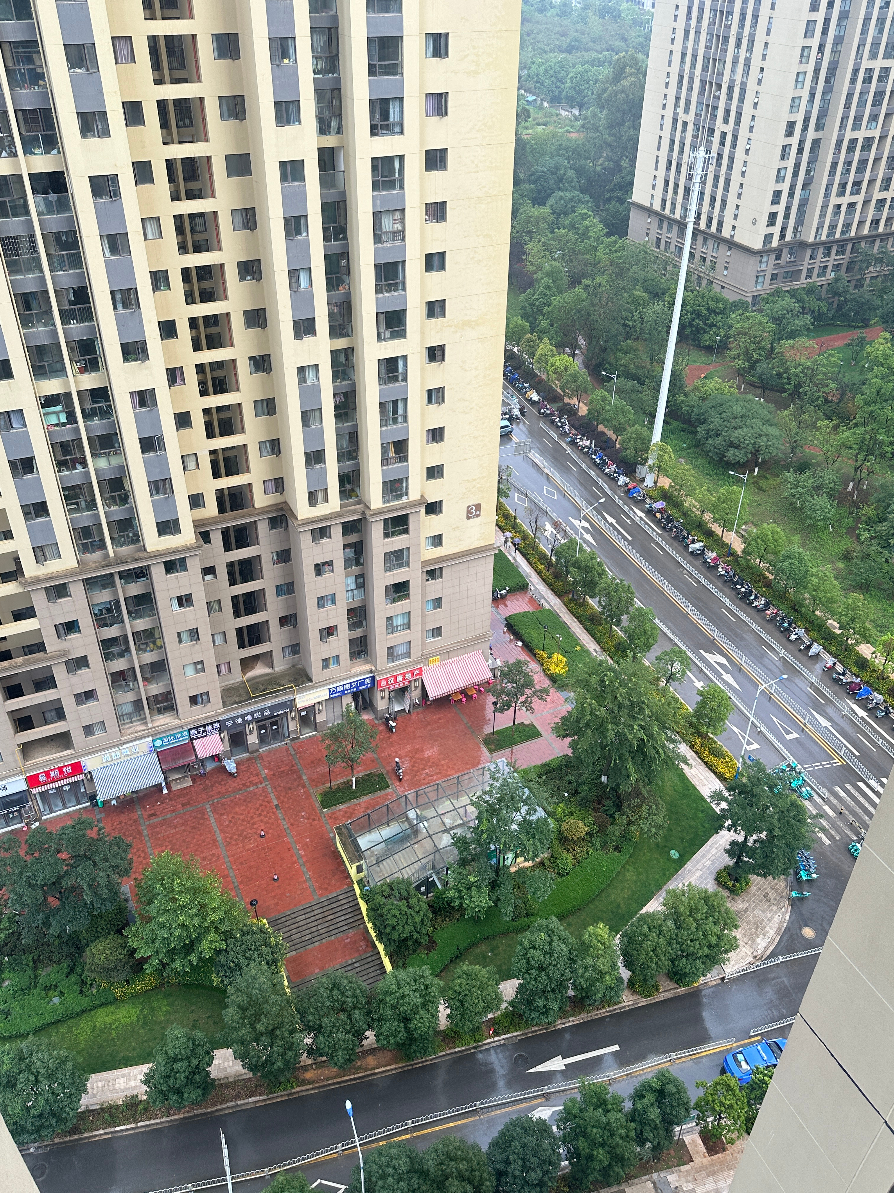 我特别喜欢下雨天的时候 窝在家里吃着零食追剧 我会感觉我很幸福 可能你不懂我的感