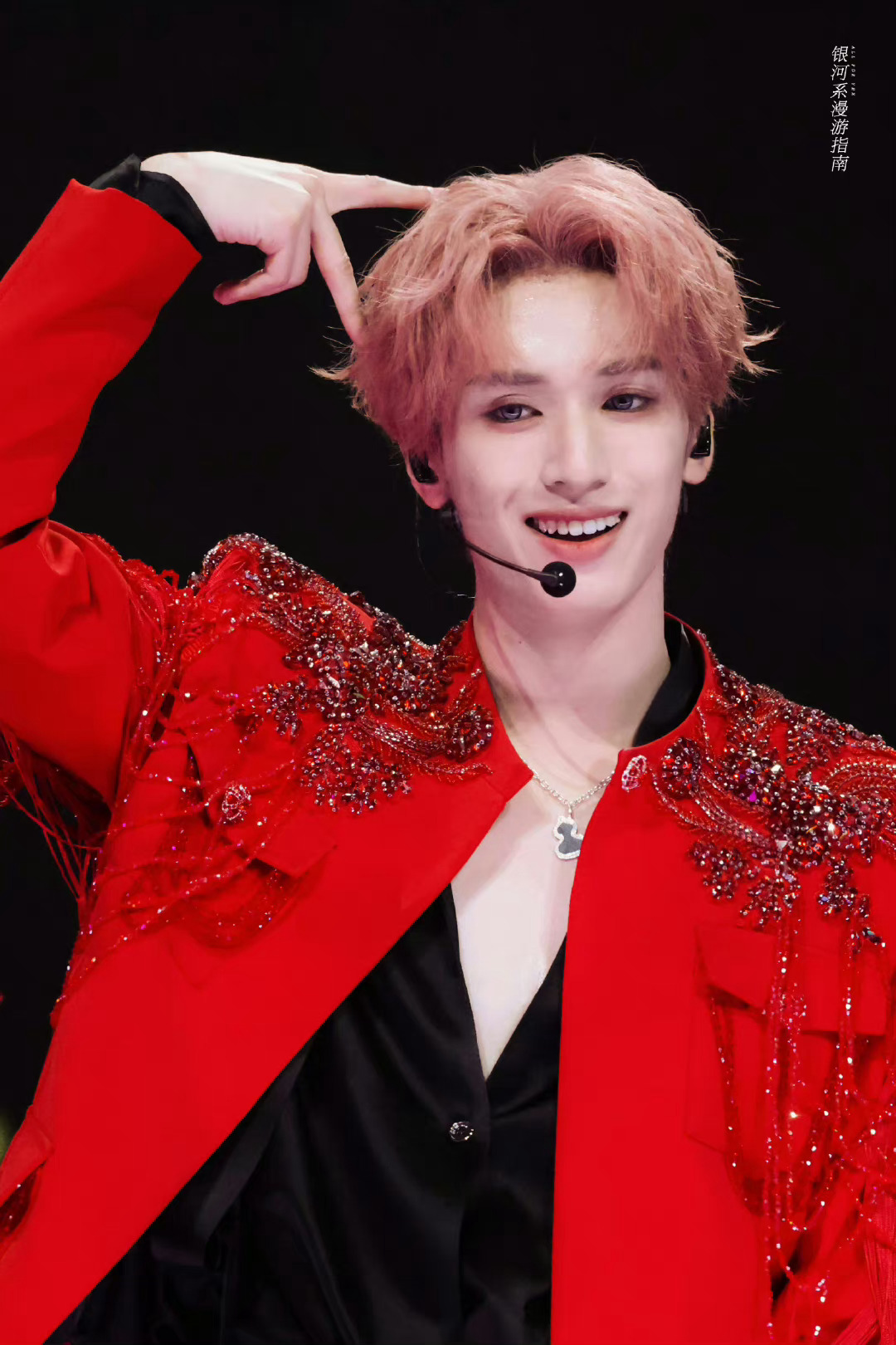 #严浩翔[超话]#天啊粉发蓝瞳真的别太美了，严浩翔你小子就狠狠迷我吧 ​​​