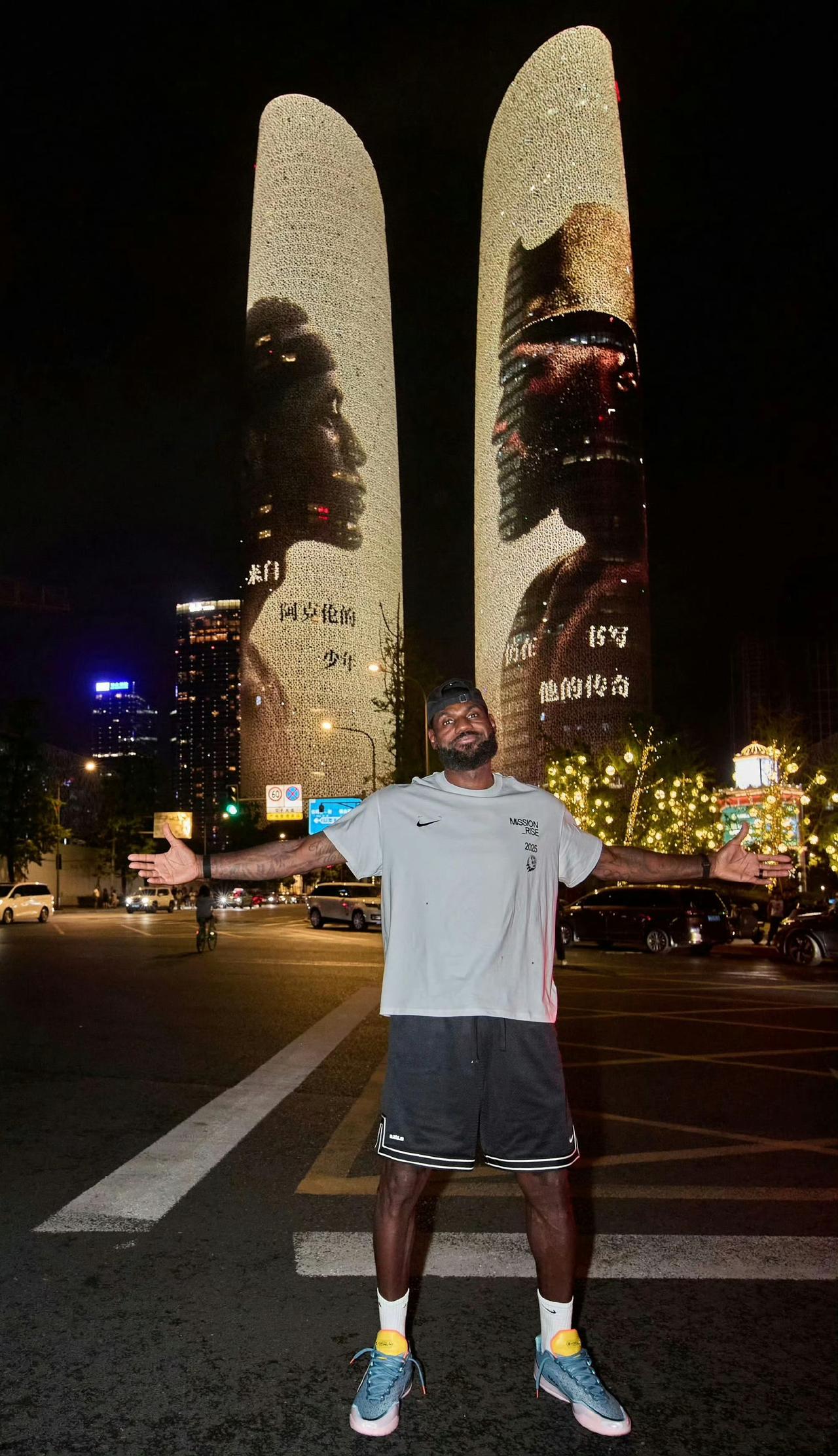 老詹背后的成都双子塔一分钟3000元，三小时报价25万左右，詹姆斯的投屏这两天都