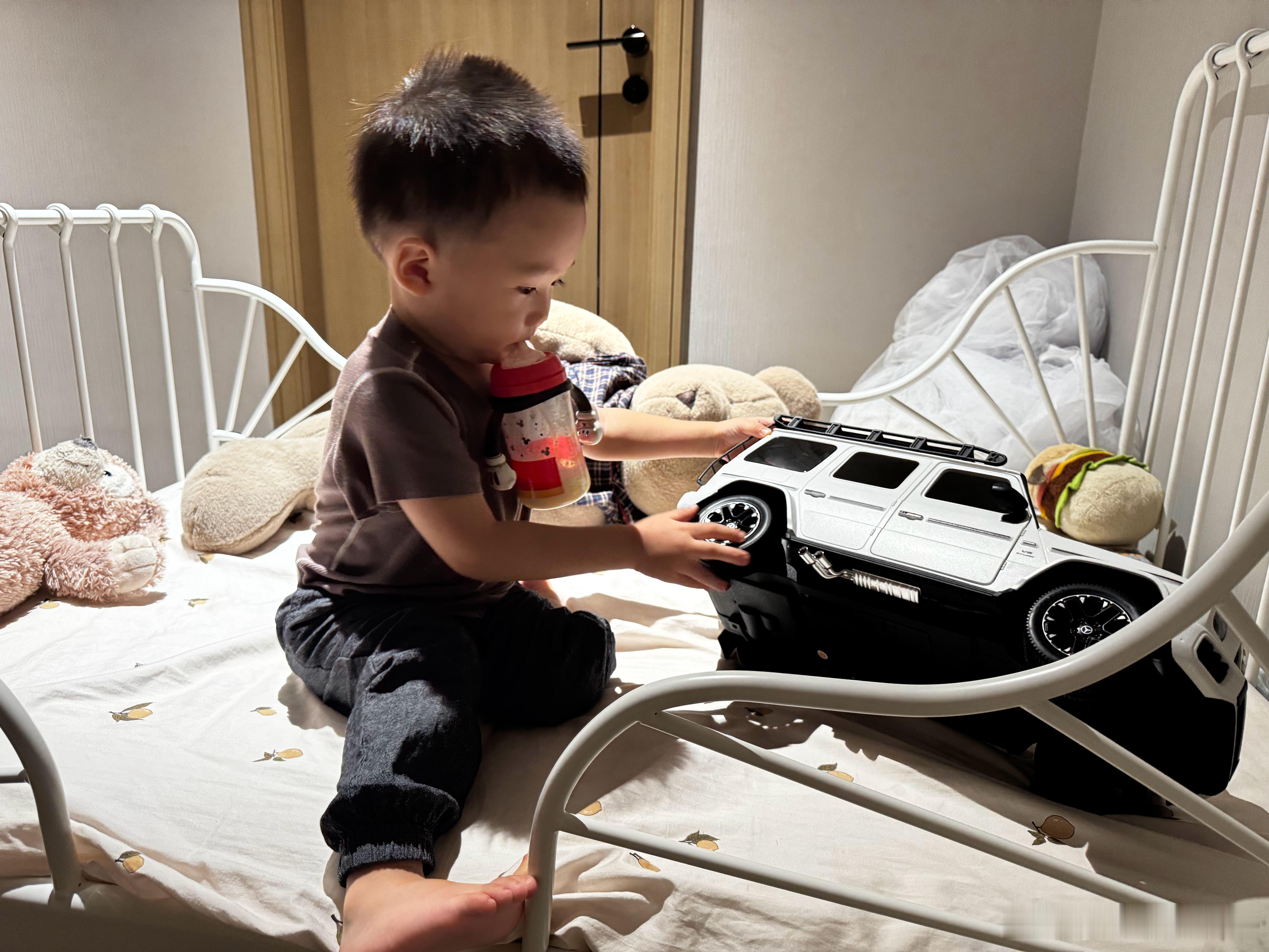 她妈：有本事你抱着你的车睡觉，我儿子：好的王先森turbo奶爸