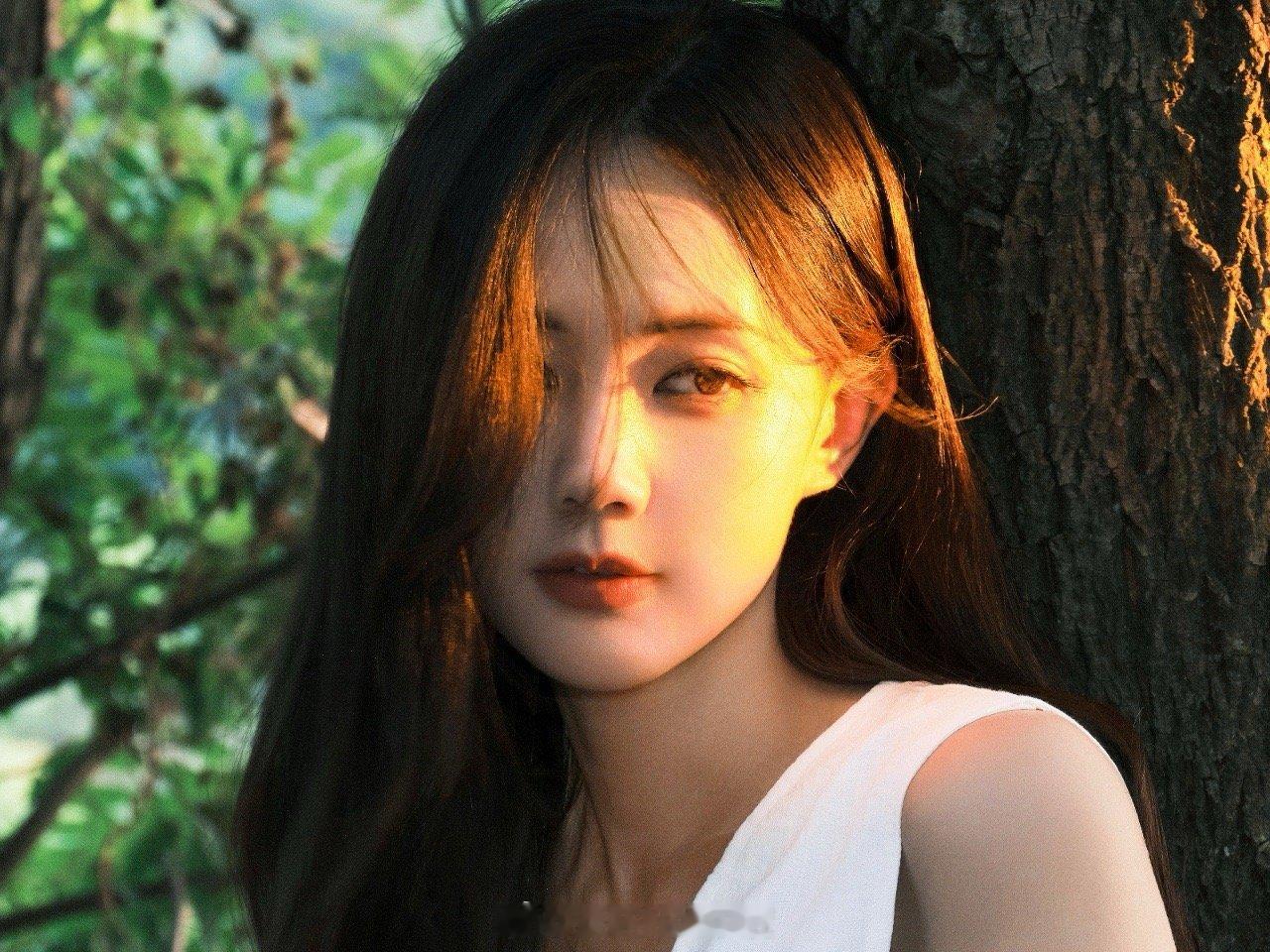 #李一桐细眉# 李一桐素白裙，溪边映美姿。细眉如柳，妩媚尽显。蒲扇轻摇，松弛感十