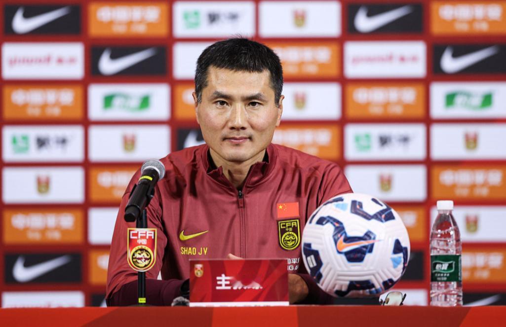 国足有戏了！
新任主教练邵佳一正式披挂上阵，国足正式进入邵佳一时代，
邵佳一扬言