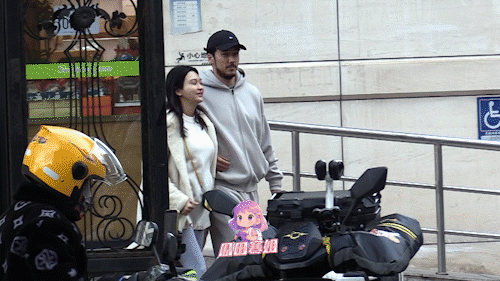 陈冰挺孕肚陪陈牧驰逛市场挺着孕肚陪逛市场已经很宠了，看到陈牧驰没穿外套立马霸气“