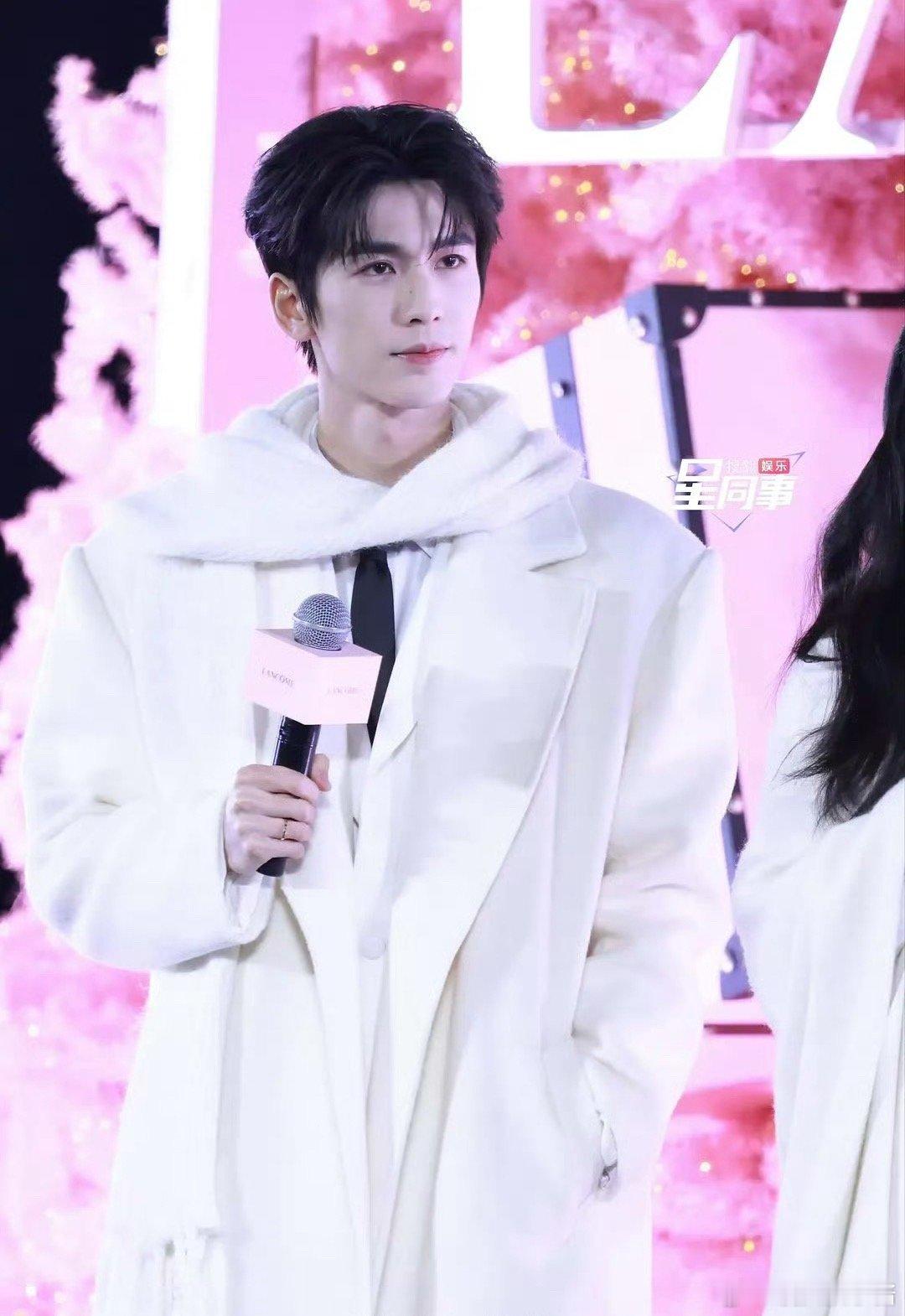 张凌赫今日品牌活动生图，状态打几分 