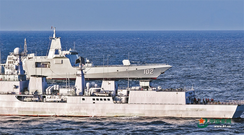 近日，海军某驱逐舰支队拉萨舰、石家庄舰开展临检拿捕、离舰支援他舰等多科目实战化训