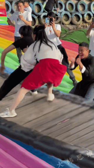 妹子真厉害，
我们都使出了抓年猪的力气，
愣是没把她摇下去！