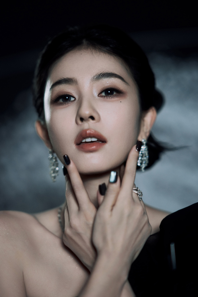白鹿时尚芭莎盛典造型出图白鹿时尚芭莎黑天鹅造型 ​​​红毯造型最考验气场，白鹿这
