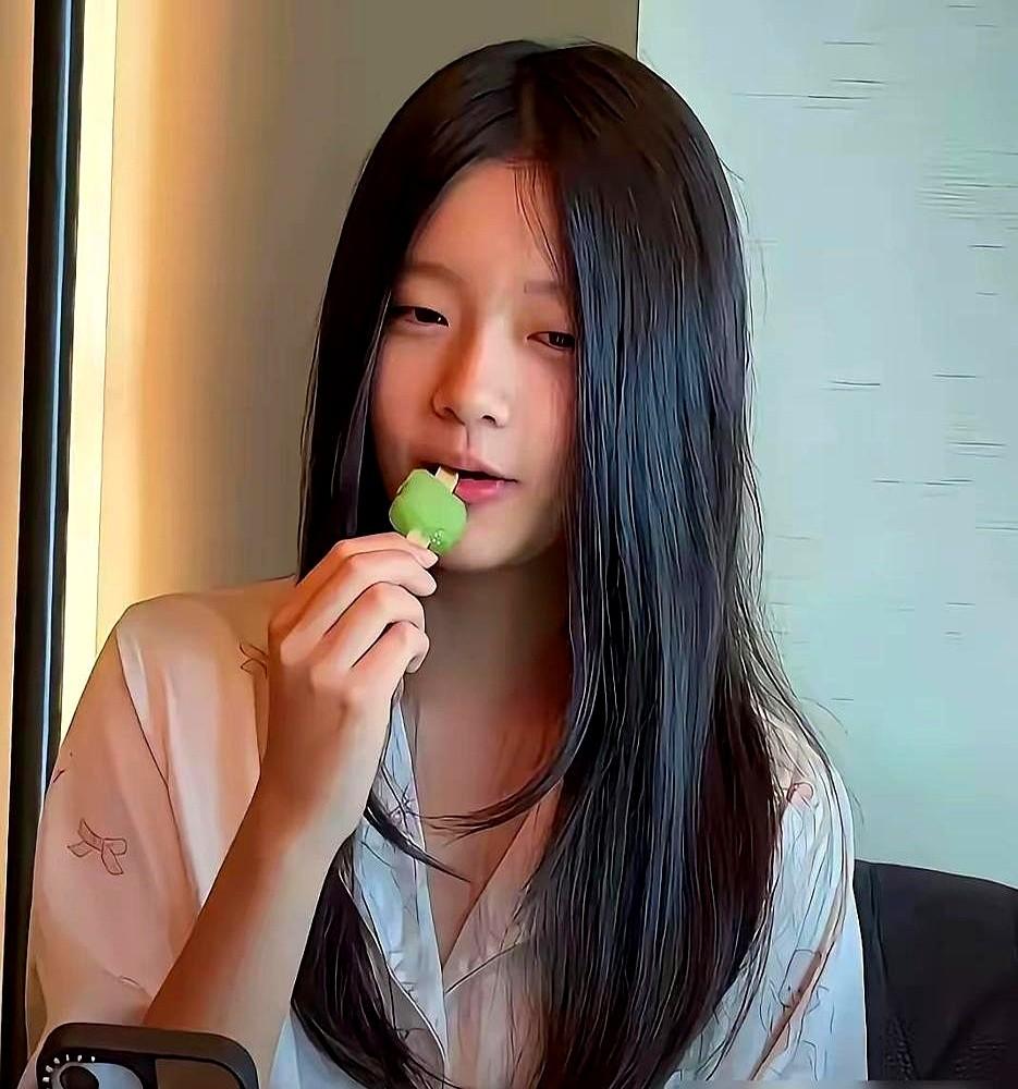 12岁的小玥儿刚走完湾湾小学六年学业，本该满心期待一场轻松的毕业旅行。
人家从小