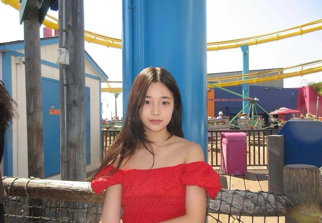 小S三女儿和同学出国度假，她现在13岁，打扮很成熟，比小时候漂亮了好多。 ​​​