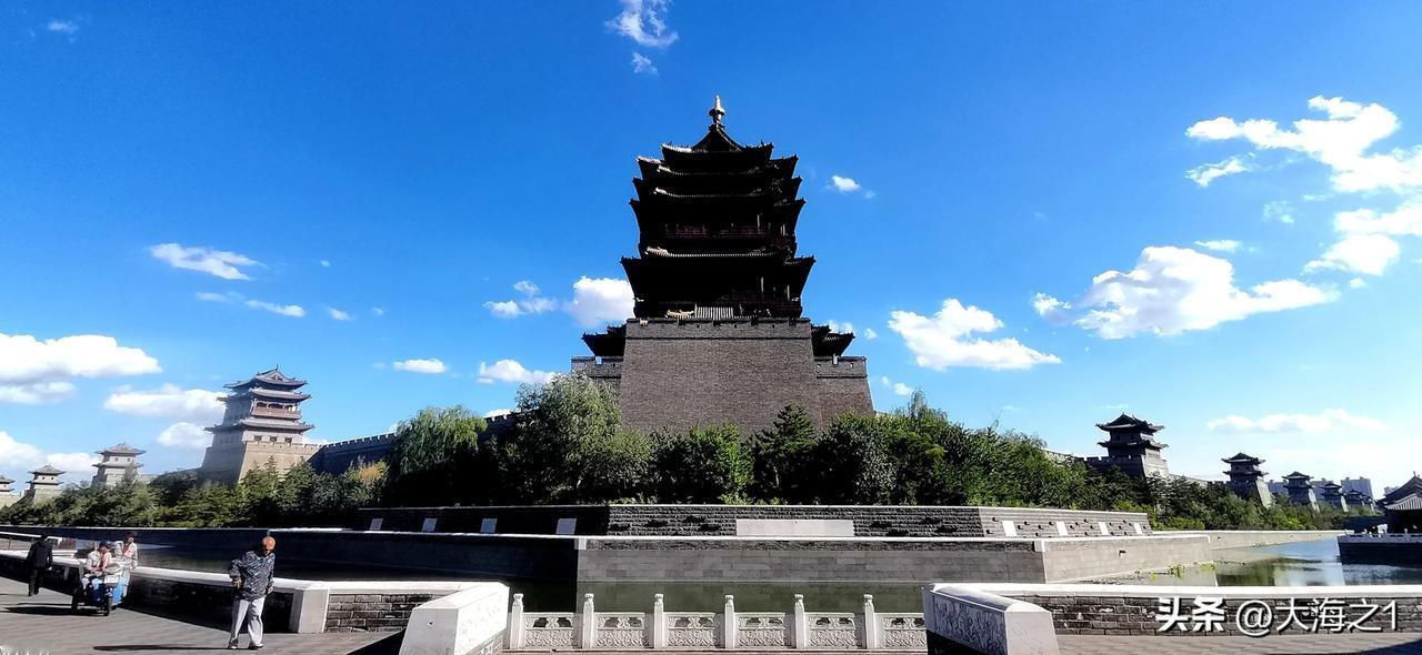 #随手拍大同古城#（原创）
蓝天白云下大同古城傲然屹立  仿佛是大地与苍穹之间的