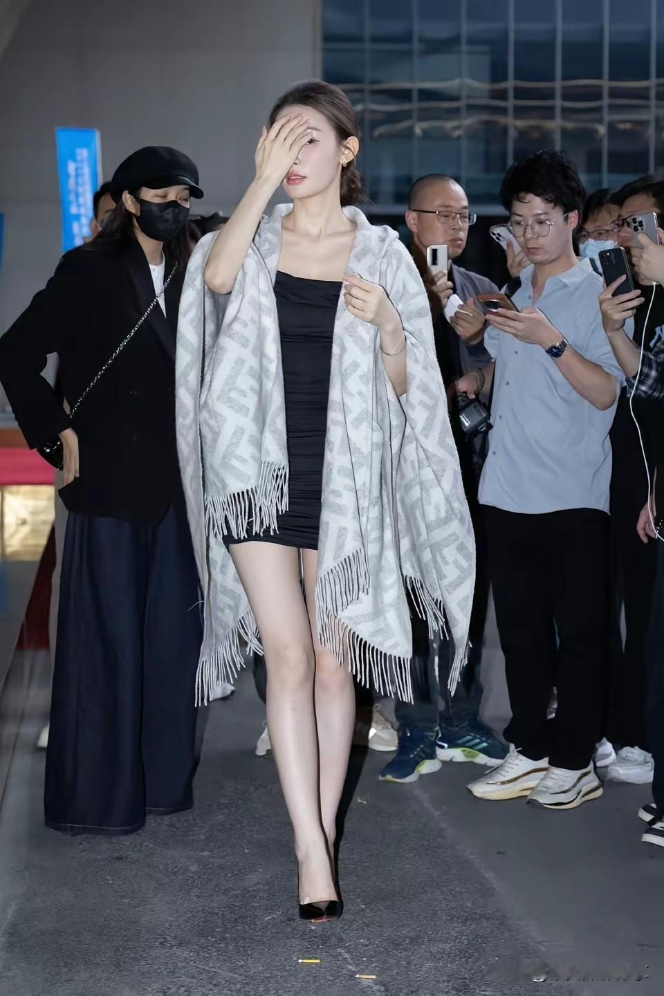 街拍 
人性的本质究竟是善良还是自私? 尖头鞋时髦又性感，对吗 喜欢街拍的你，有