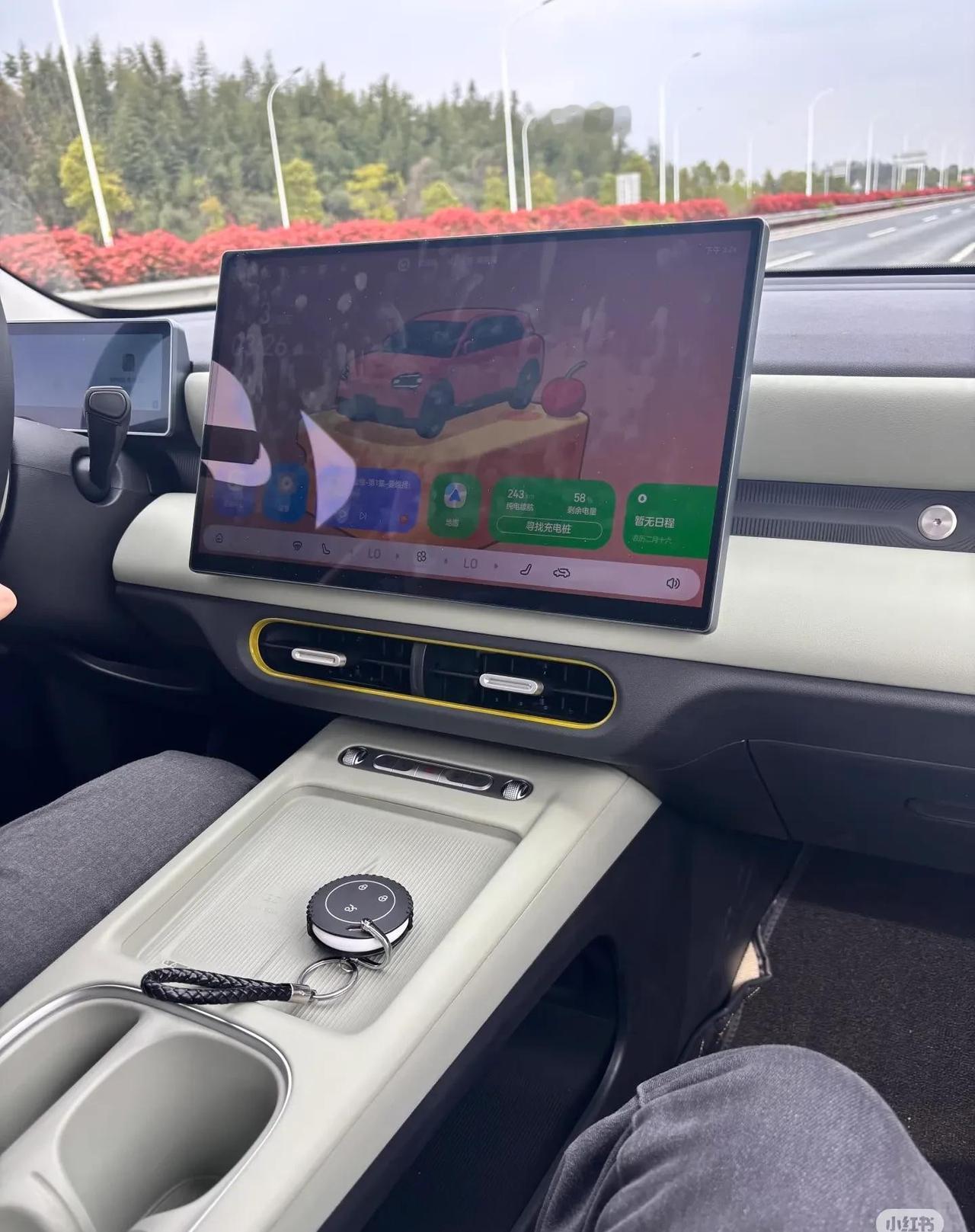 昨天陪朋友去试驾，销售说了句话让我愣了半天：“姐，你要是家里能装充电桩，这车闭眼