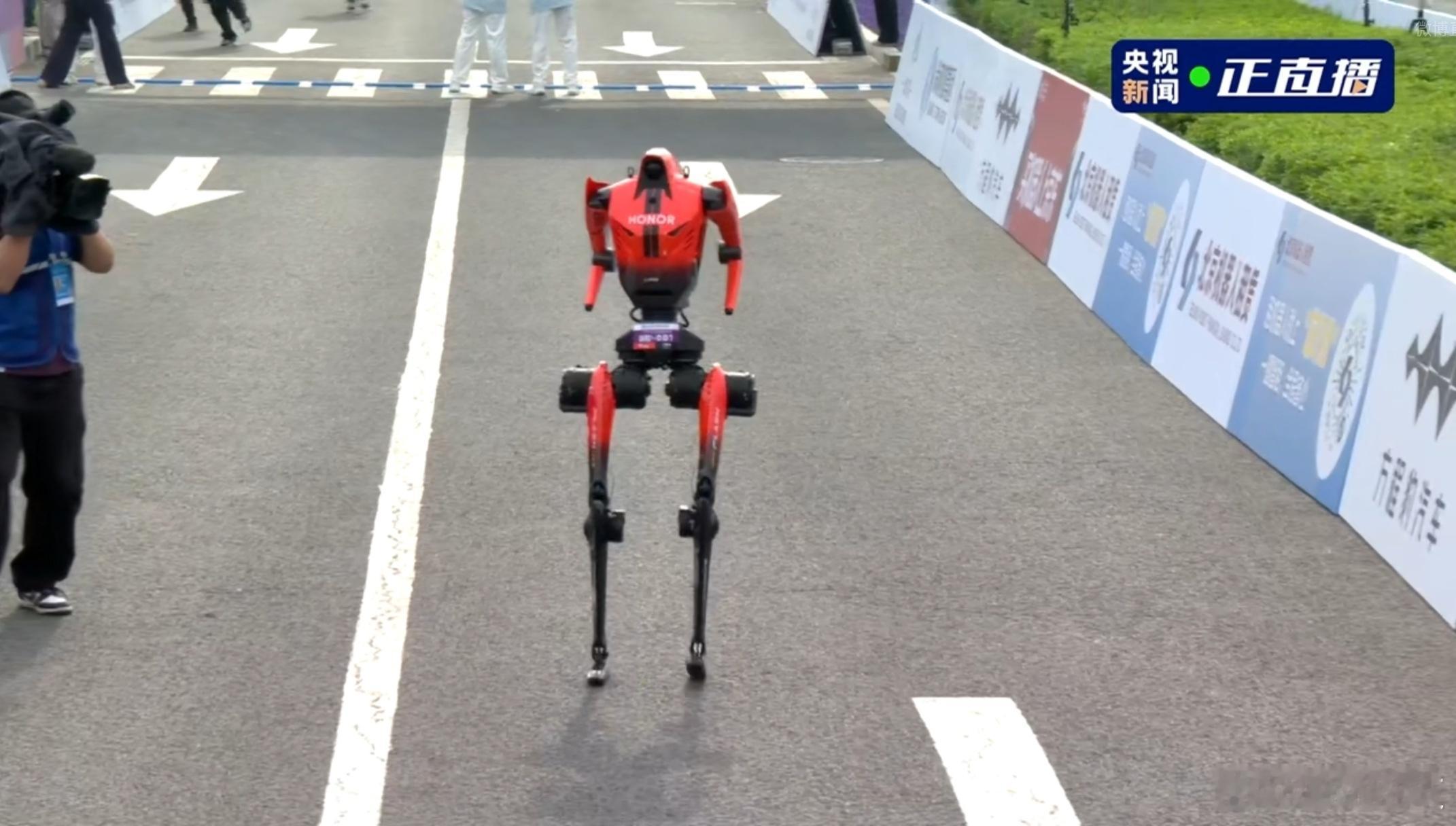 荣耀机器人目前001号，003号，005号都冲线了，完成度非常高啊，最终成绩在核