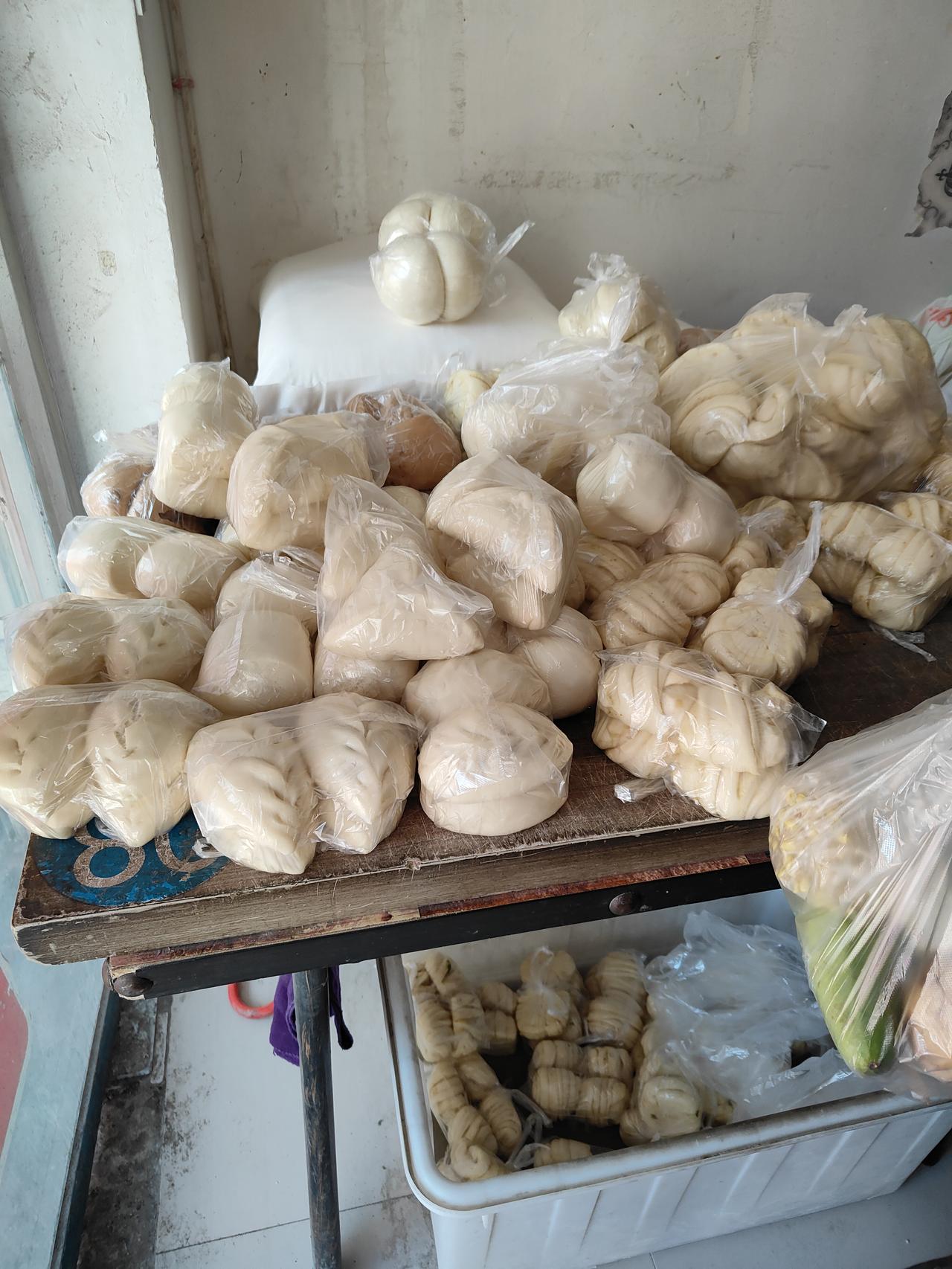 太震撼人心了图片上有个带着帽子！的是我的兄弟？有谁见到？联系一下我？我弟弟他有点