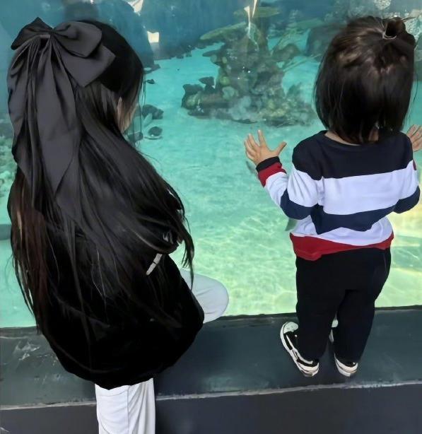 在大众的固有印象里，明星的生活似乎永远与“挥金如土”绑定，穿搭非高定不穿，日用品