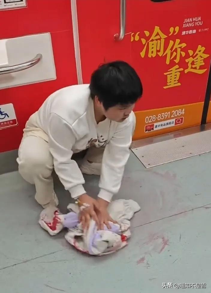 重庆地铁衣服擦血的女孩悲惨身世曝光，其病逝的前男友给他留下的遗书更是让人泪目。