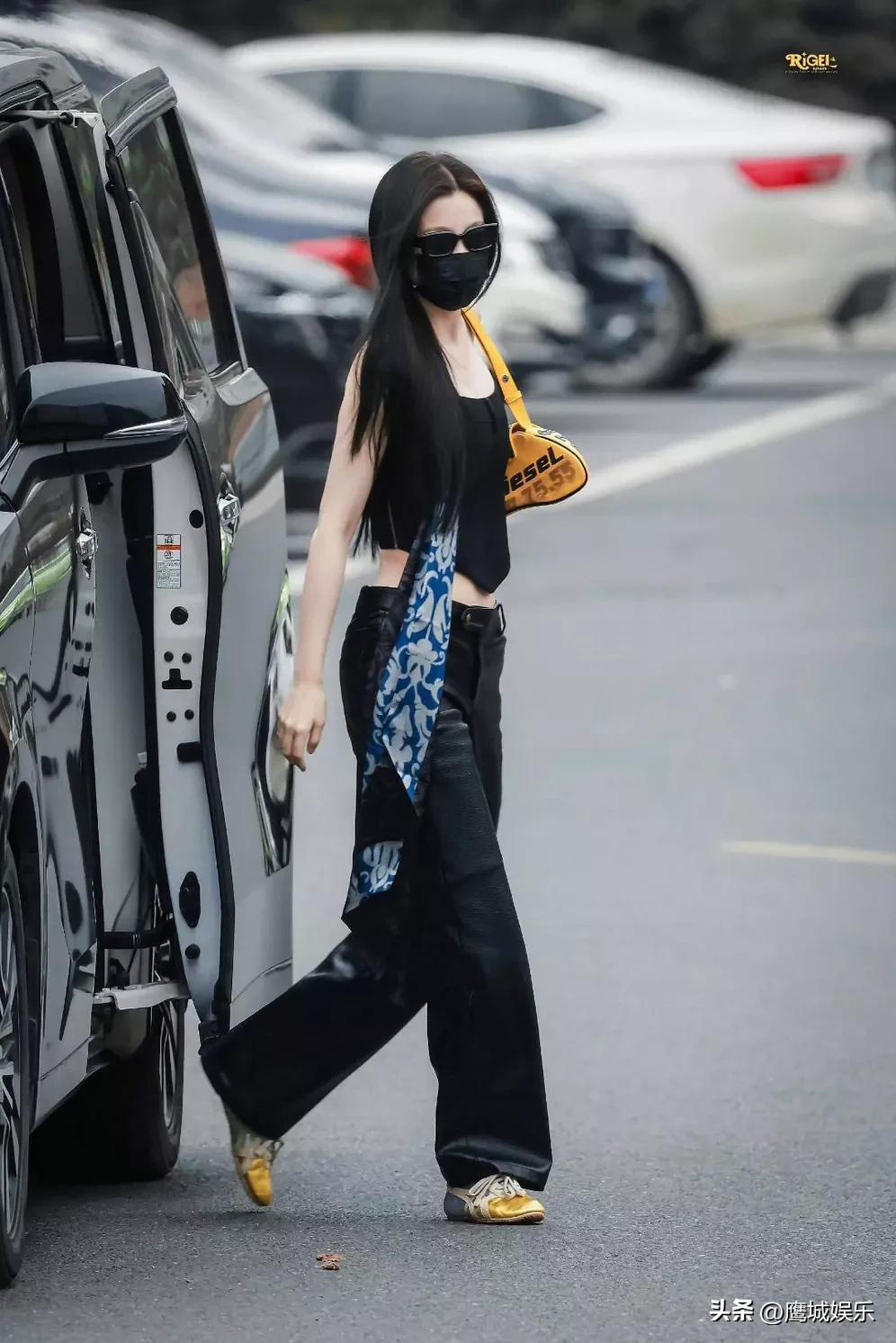 近日，虞书欣最新街拍释出，黑抹胸搭皮裤配亮黄包包，酷辣随性超吸睛。她俏皮比心、握