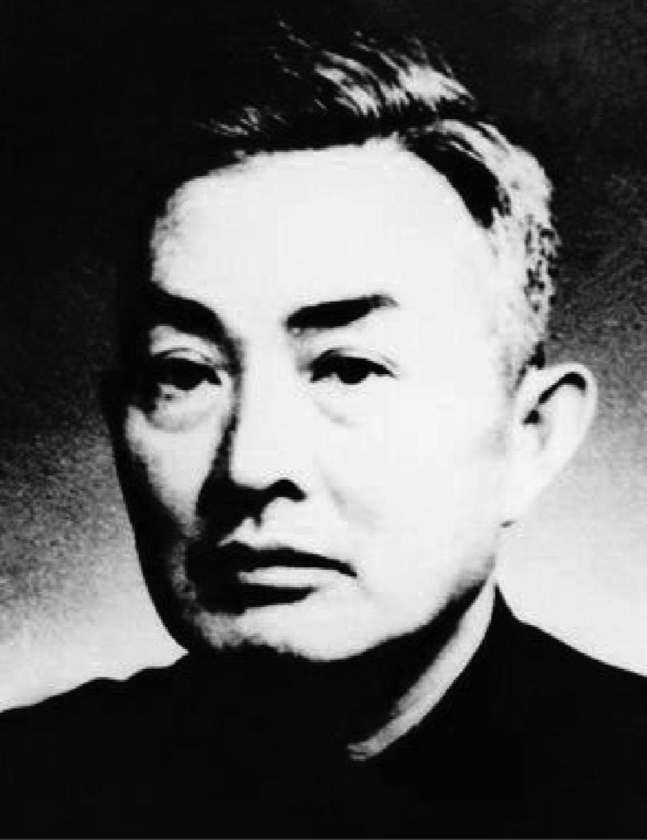 1937年，陈昌浩生病，躲在一户老乡家里养着。这天，一个男人突然敲门进来，开口就