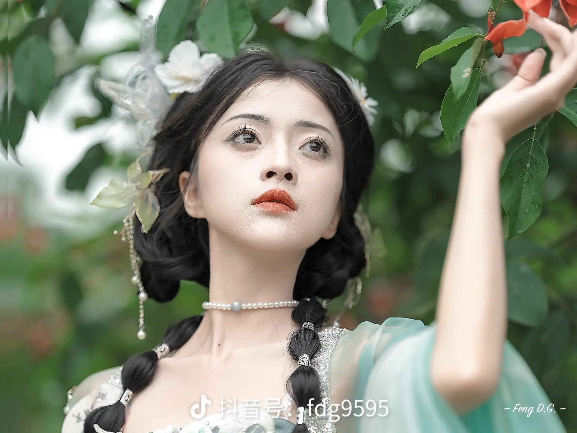 广州花朝节丨到底有多烂😕。听说朋友圈都在吐槽这次的花朝节，但是我未来大模 偷偷出了几张片。
另外这花朝节到底有多坑啊？我只知道我坐车坐了3小时去了一个鸟不拉屎的地方花了68大洋进去淋雨一整天巡游结束以后就出太阳了