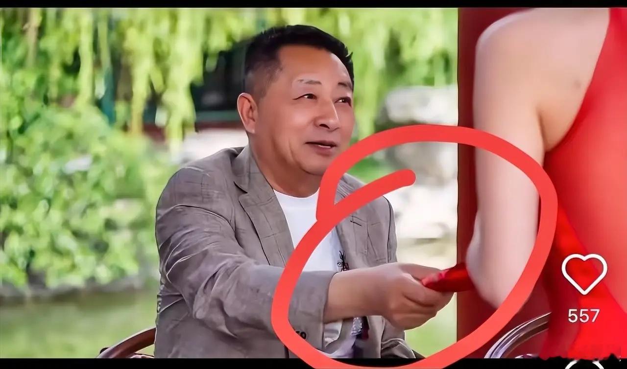 马筱梅给婆婆敬茶的时候，汪大爷就把红包给了马筱梅，这一看，汪大爷挺满意儿媳，包的