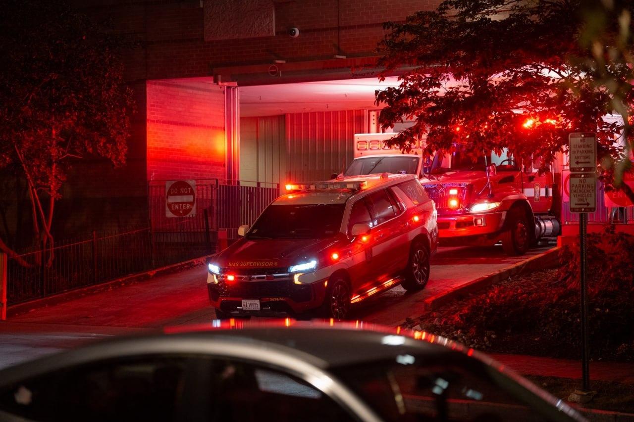 昨晚，参议员格雷厄姆被送往乔治华盛顿大学医院，抵达后不久便不幸去世。但是，不少人
