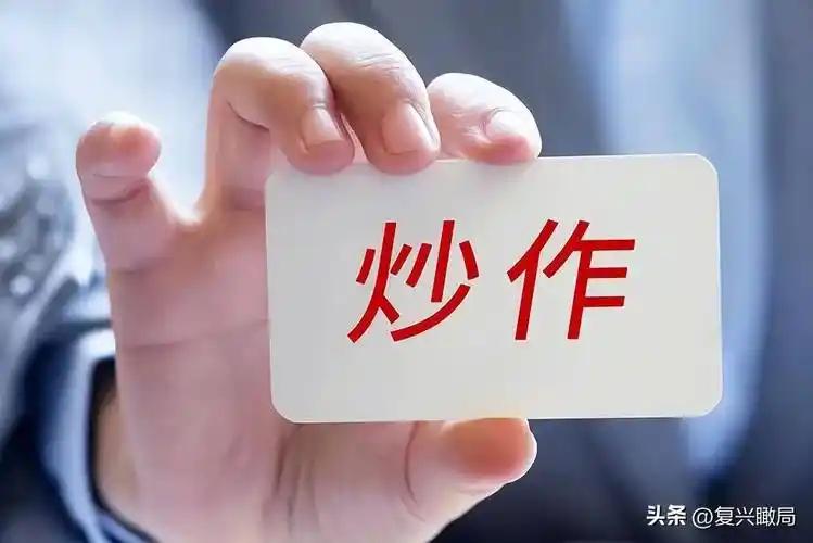 有一个老妇人整天在以低俗无聊的作品展示，长期以来以暴露别人的隐私来炒作自己获取的