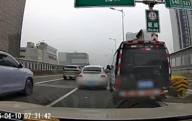 运钞车加塞别车还实线变道惹众怒
长沙一运钞车因变道未获让行
竟在高架桥上强行加塞