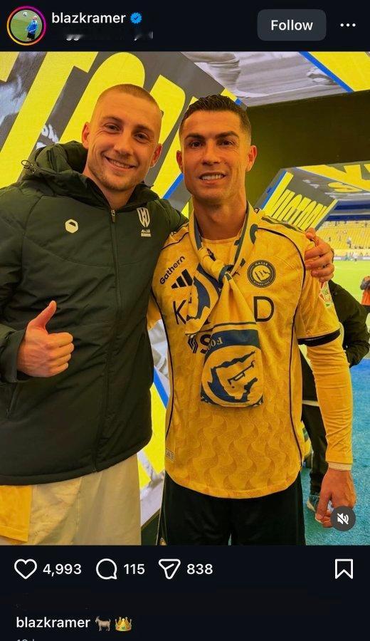 C罗 阿科多球员和 C 罗合影 