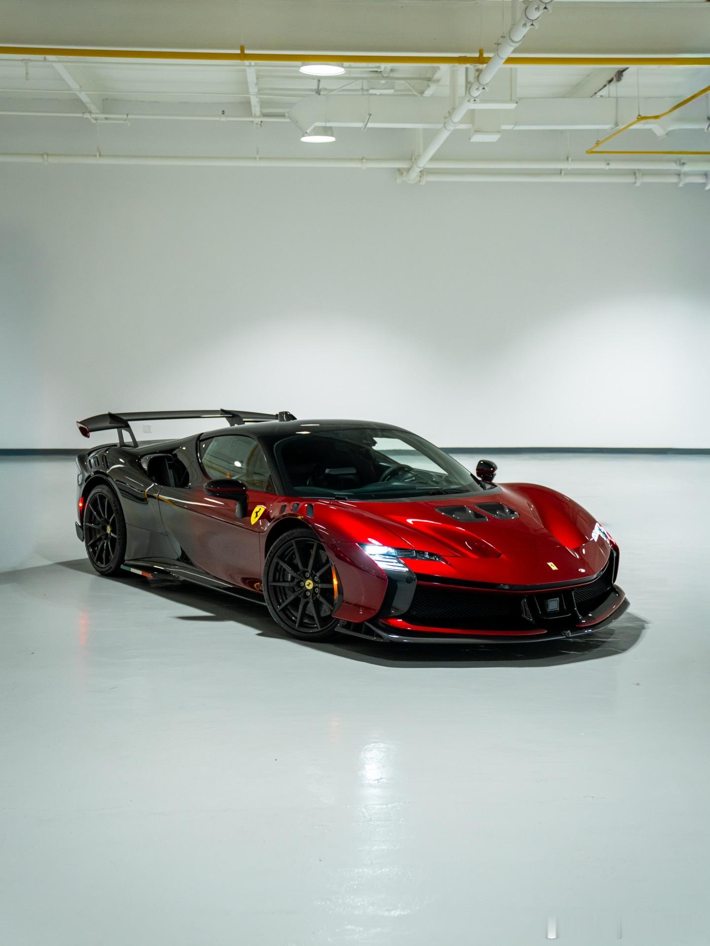 车身前半部分为Lipstick Red，渐变至车身尾部的Nero Daytona