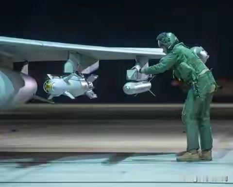 英法联合空袭叙利亚

据英国媒体报道，英国国防部3日表示，英国和法国空军对叙利亚