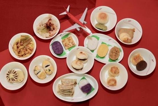 🔥坐昆明航班也能嗦滇味啦！机上就能吃到软糯的饵块包油条，香糯裹着酥脆超解馋～长