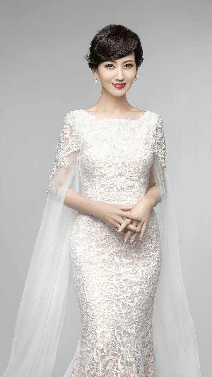 赵雅芝是公认的古典美人、国民女神，气质优雅、端庄大气，越看越有韵味。
 
不管是