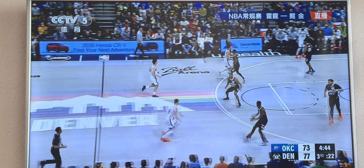 本想周末上午看一场精彩的NBA比赛。谁想到现在马上要进季后赛了，排位已定。掘金和