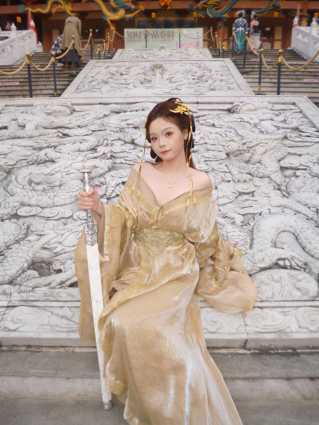 少数民族服饰有多绝 我穿上民族服装的样子 民族服饰走一个 晒晒自己穿民族服饰的样