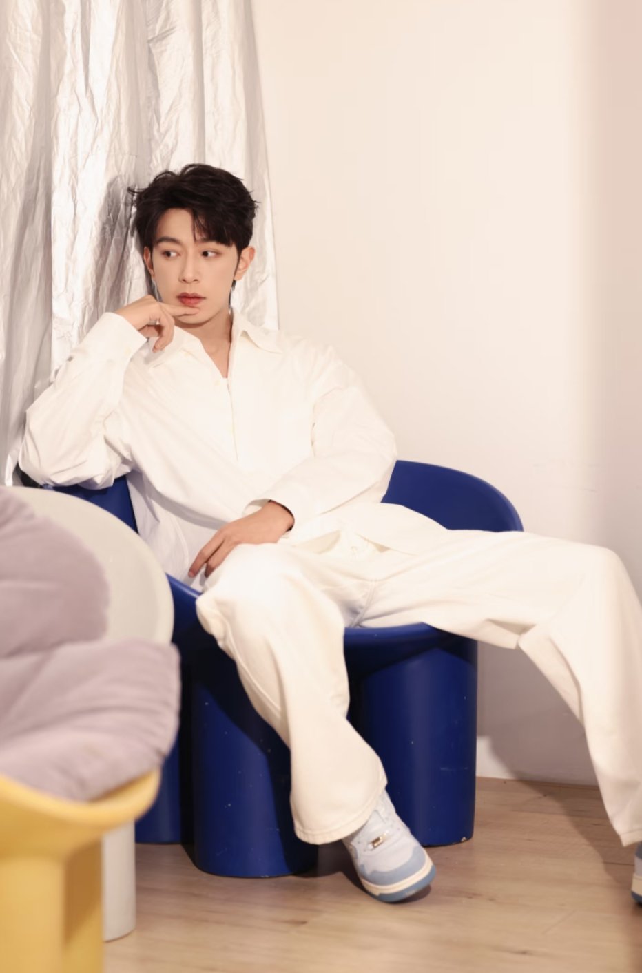 李沛恩“晒一个工作间隙的自己”～代表作品: 《长月烬明》、 《隐瞒之事》《瞄准你