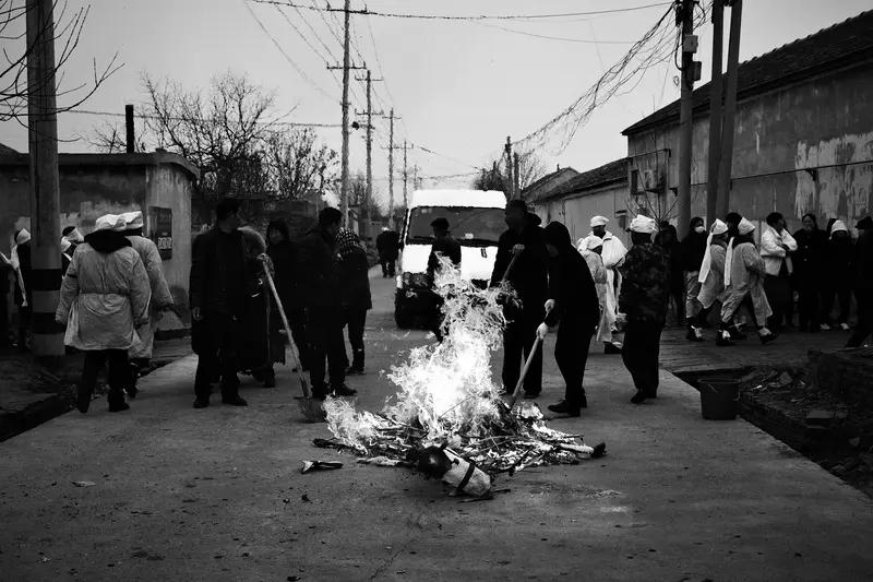 46岁上海独居女子蒋女士离世，因无配偶、子女，父母早逝，其身后事引发关注。最新进