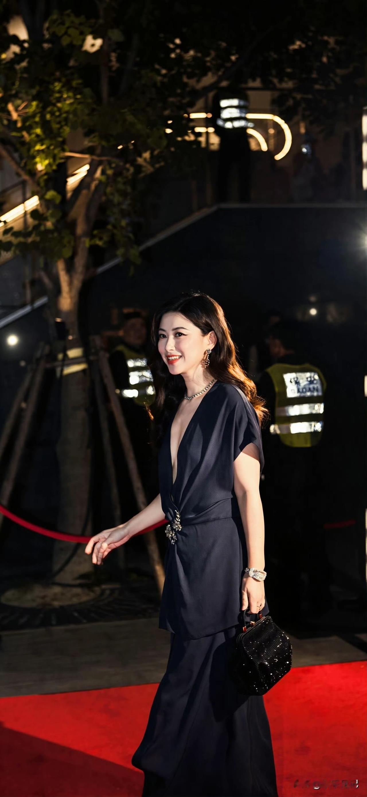 女神朱珠，是不是真空呢？[爱慕]