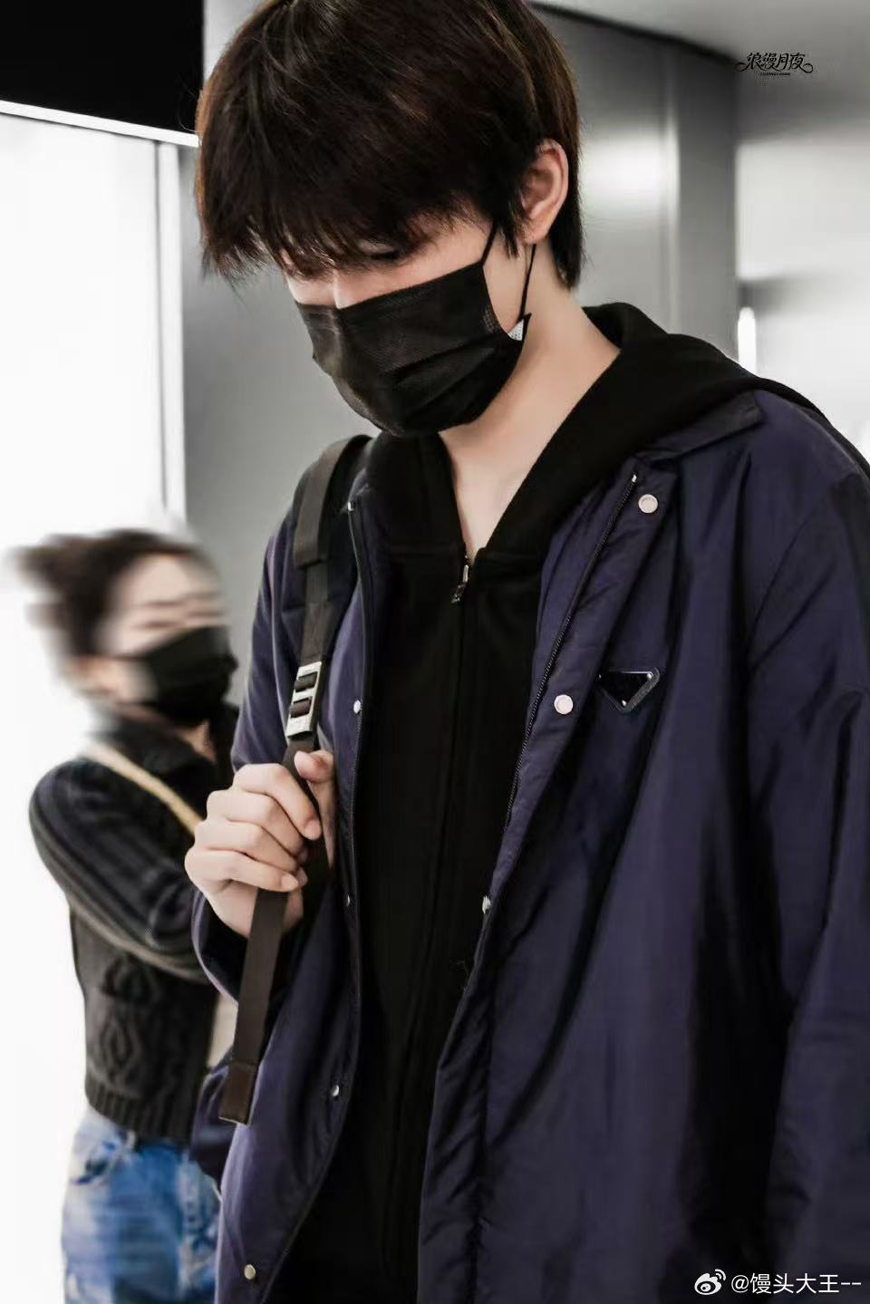 张极Prada花园工厂英语解说 张极在花园工厂的表现真的太加分，英文流利气场强大