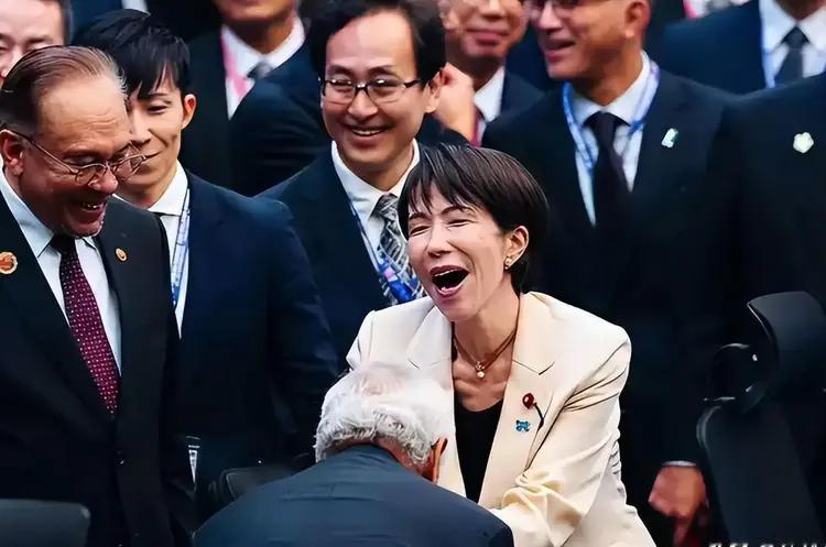 连环黑金丑闻缠身！高市早苗背后藏着日本可怕利益链，军工财团花钱买扩军，历史悲剧正