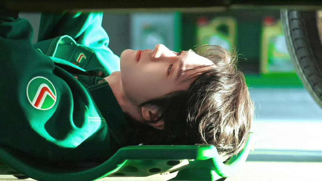 给大家介绍一下 这是我的漂亮卷毛男朋友王一博 cr:logo 