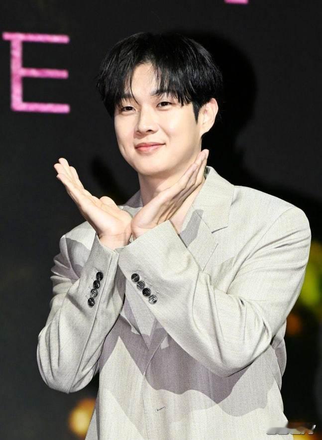 崔宇植[超话] 有望出演新剧鲸鱼星 男主角。崔宇植饰演独立运动家姜义贤一角。该剧