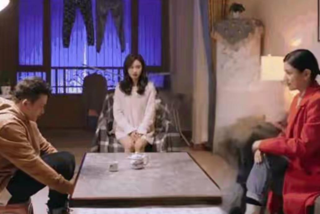 女儿嫁给穷小子，2年没跟我联系，我不放心去找，见到女儿后愣住

火车站台的风吹得