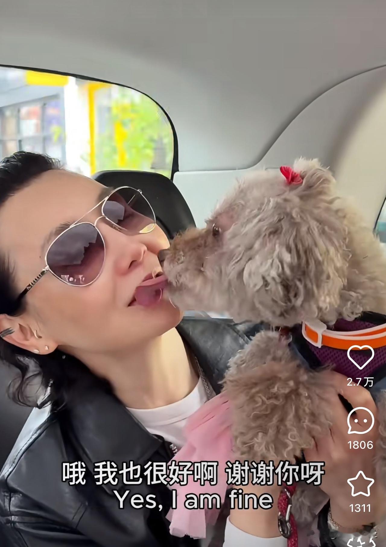 61岁的张曼玉带着她的两个心肝宝贝一起逛街。
张曼玉是公认的美女，
容貌清秀，演