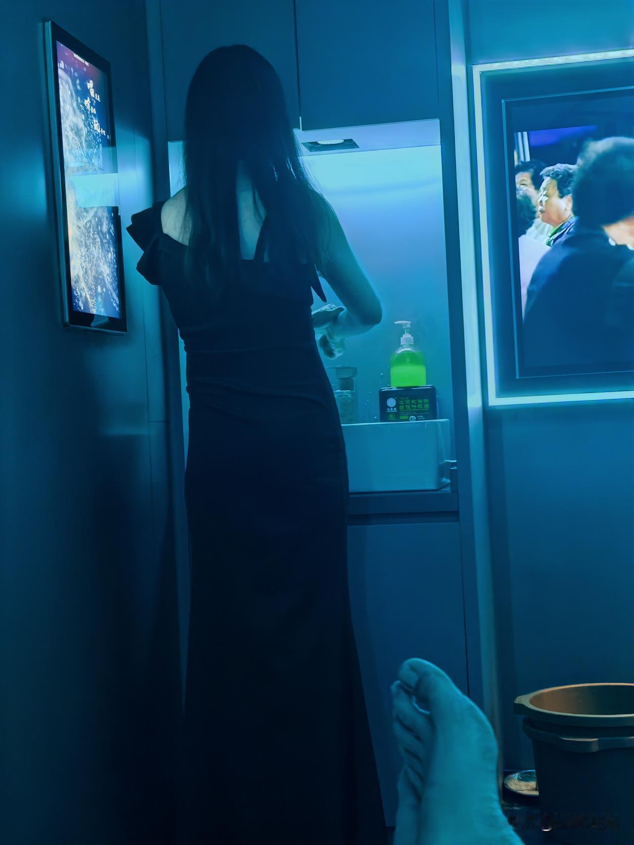 太悲哀了！！人和人的悲欢竟如此不能共通吗？？？

思往事，渡江干，青蛾低映越山看