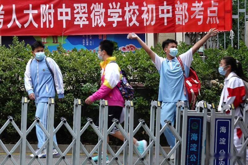 中考考点外女孩考完大声找妈 今天上午十点半，泰州的初三学子中考结束啦。在省附中考