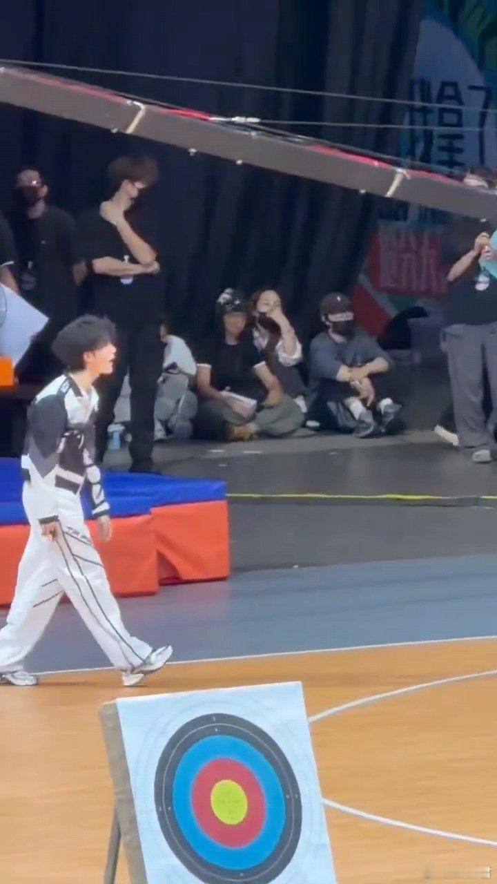 苏新皓狗狗祟祟表演比心苏新皓就这么看饭撒牌破案了原来狗狗祟祟往前是为了看清饭撒牌