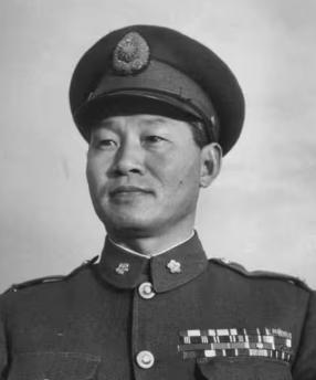 1989年，重获自由不久的孙立人与第三任夫人张美英在家门口的合影，镜头中已经89