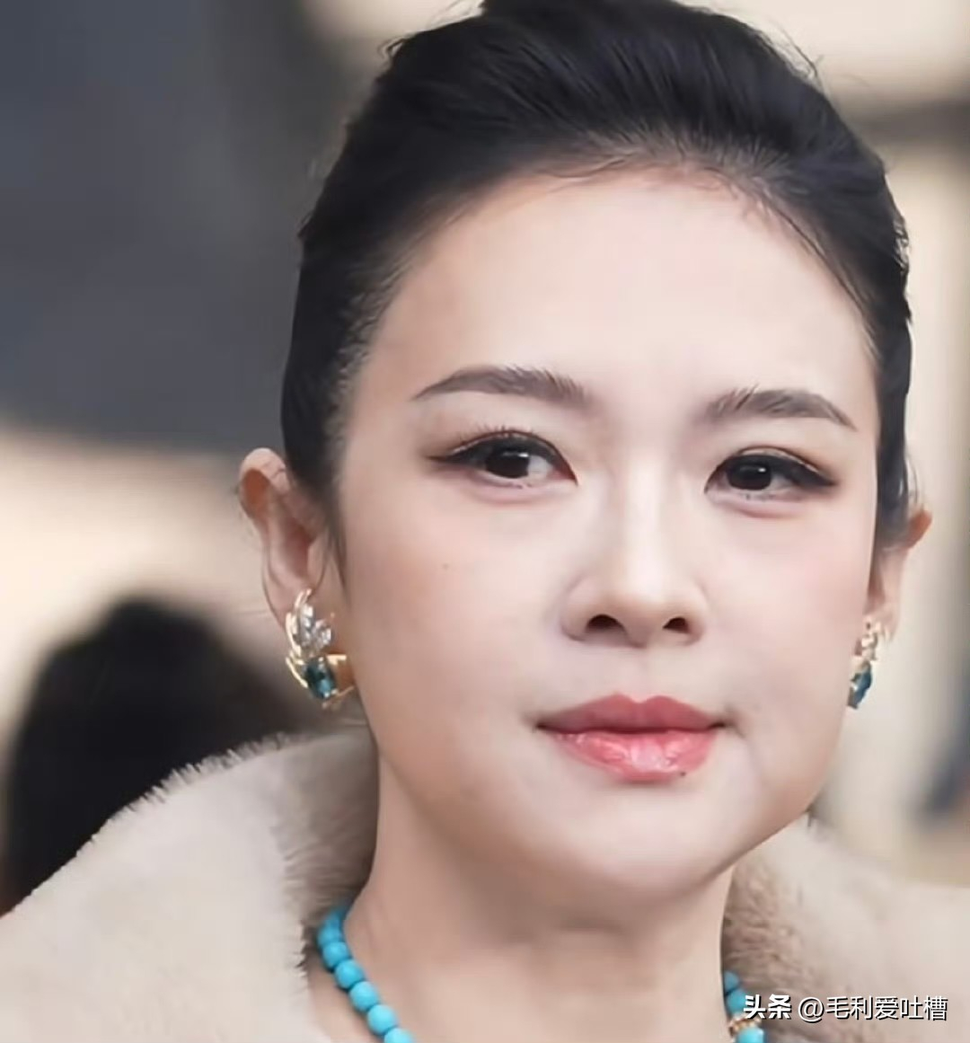 看她和钟楚曦站一起，那种对比太明显，莫名就有点心酸。虽然吧，图一这脸确实光滑，没