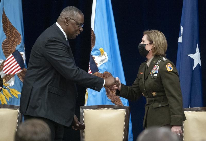 还没打委内瑞拉 美司令先脱军装：美军南方司令部司令霍尔西上任一年卸任，因与防长就