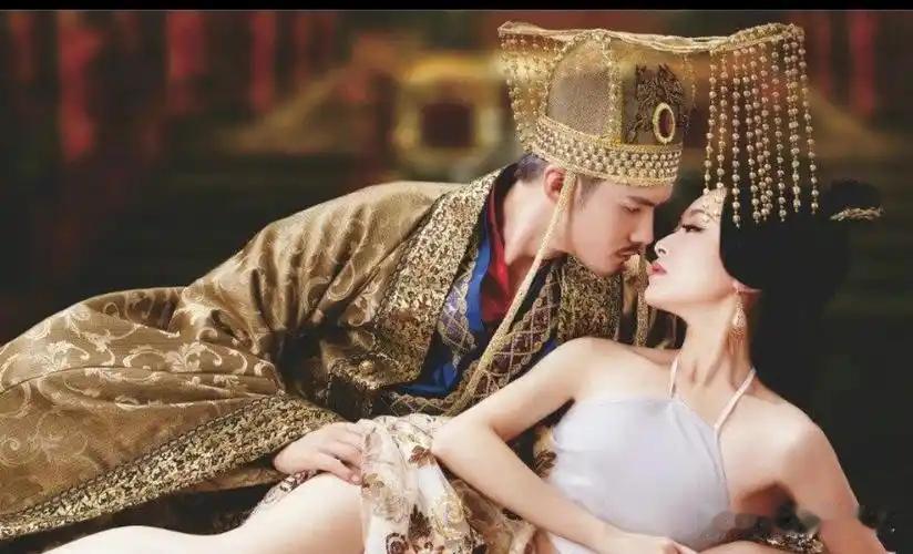 古代历史中的权力循环，往往呈现出相似的规律。许多朝代的开创者在争取民心时，常以拯